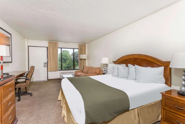 غرفة بسرير كينج، Days Inn By Wyndham Bedford 1/2