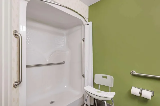 غرفة بسرير كينج لذوي الإعاقة، Sleep Inn & Suites Charles City 7/7