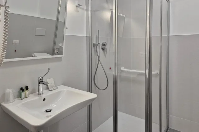 غرفة بسرير مزدوج في الطابق الأرضي لذوي الإعاقة، Hotel de la Ville 2/3
