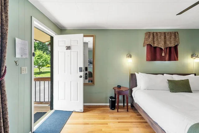 غرفة كومفورت بسرير كينج، CedarWood Inn 4/6