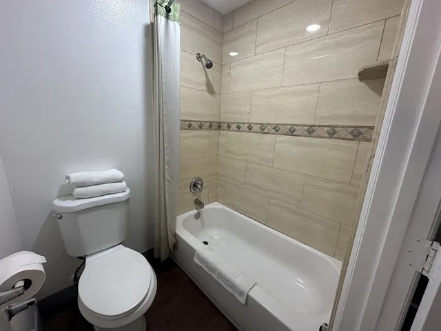 Basic, 2 Queen Beds, Palm Inn Riverside 3/6