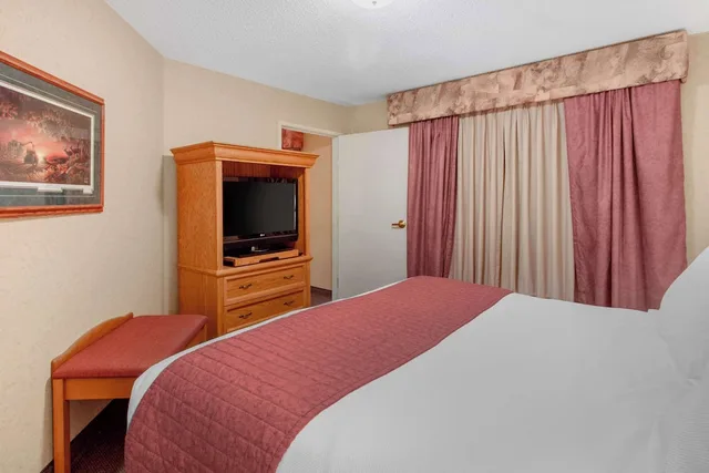 غرفة بسرير كينج مع أريكة، Norfolk Lodge Suites Ascend Hotel Collection 2/10