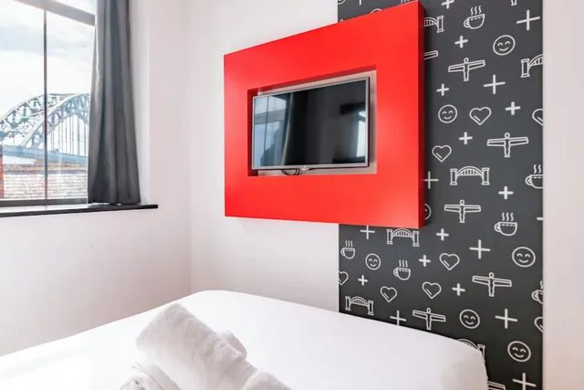 غرفة عائلية ثلاثية بسرير مزدوج وسرير فردي، easyHotel Newcastle City Centre 7/10