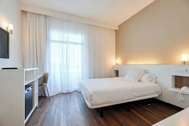 غرفة قياسية بإطلالة على البحر بشرفة مفردة بسريرين منفصلين، Alua Calas de Mallorca Resort 2/3