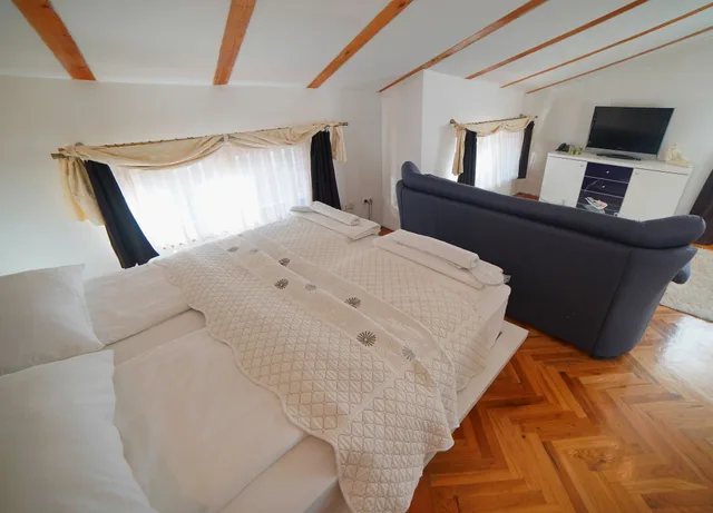 جناح استوديو فاخر بسرير كينج مع أريكة، Hotel Herc 3/10