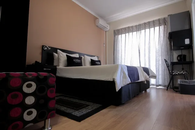 غرفة بسريرين منفصلين وسرير مزدوج وسرير فردي، Scenery Guesthouse Maqalika 1/4