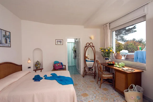 غرفة سوبيريور بسرير مزدوج أو سريرين منفصلين بإطلالة على البحر، Hotel Terme Villa Teresa 2/4