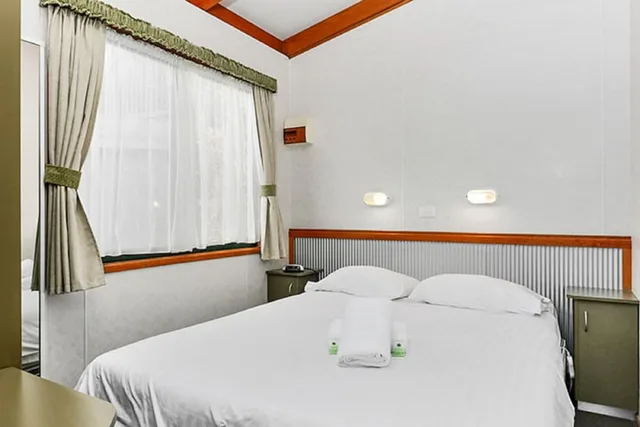 كابينة بسرير كوين وسريرين فرديين بغرفتي نوم، Warrnambool Claremont Holiday Village 1/5
