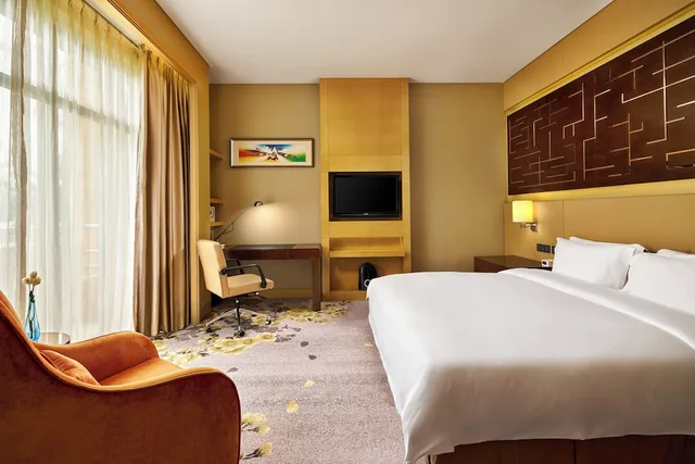 غرفة قياسية بسرير كينج بشرفة، Crowne Plaza Ordos 3/5