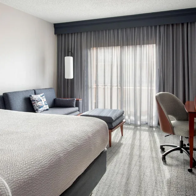 جناح بسرير كينج بغرفة نوم واحدة مع أريكة لذوي الإعاقة، Courtyard New Haven Wallingford 2/9
