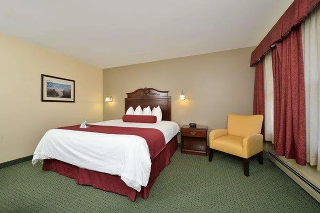 غرفة بسرير كوين بإطلالة على البحيرة، Best Western The Hotel Chequamegon 2/4