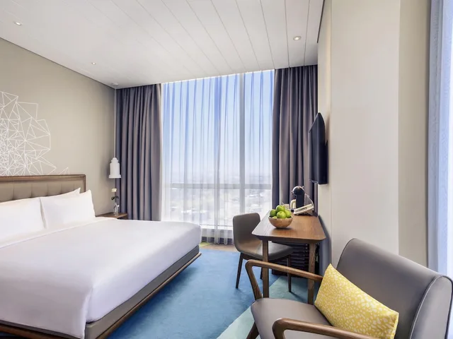 غرفة بريفيليج بسرير كينج، Mercure Jakarta Pantai Indah Kapuk 1/5