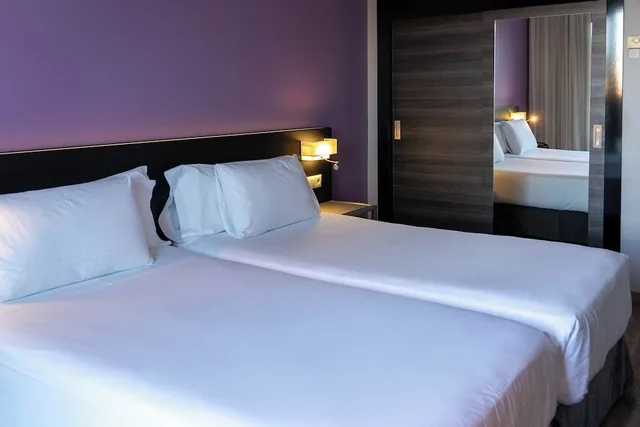 غرفة كلاسيكية خارجية بسريرين منفصلين بإطلالة، Tryp Cordoba Ex Tryp Los Gallos 2/10