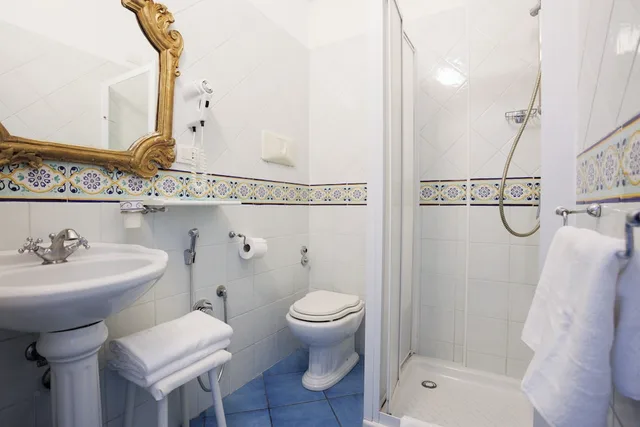 غرفة ثلاثية بسرير مزدوج وسرير فردي بإطلالة على البحر بشرفة، Bussola Di Hermes Hotel 4/6