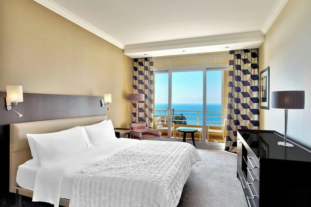غرفة بريميوم بسرير كينج بشرفة بإطلالة جزئية على البحر، Le Meridien Beach Plaza 1/5