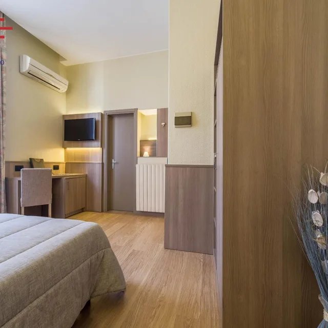 غرفة ثلاثية، Hotel Est 3/10