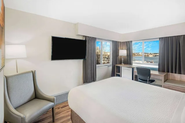 Standard, Queen Bed, Street View، Days Inn by Wyndham Victoria On The Harbour 4/10