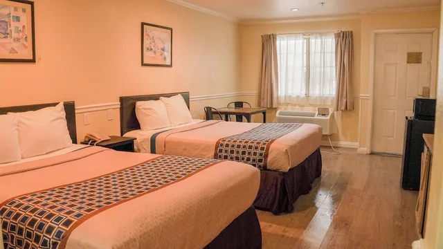 غرفة بسريرين كوين، Country Inn 1/10