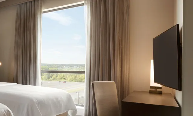 جناح بسريرين كوين مع أريكة لذوي الإعاقة، Embassy Suites by Hilton Syracuse Destiny USA 3/6