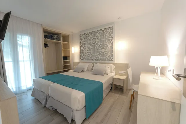 شقة سوبيريور بسريرين منفصلين بشرفة مع أريكة، Hotel Club Es Talaial 4/8
