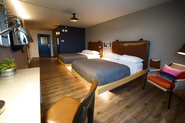 Room, 2 Queen Beds, Side Pool View, Patio، Moxy Phoenix Tempe Asu Area 3/7