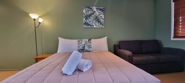 استوديو بسرير كوين وسرير فردي مع أريكة، Canoe Safaris Lodge 3/5