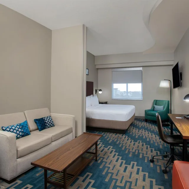 غرفة ديلوكس بسرير كينج مع أريكة، Four Points By Sheraton Fort Lauderdale Airport - Dania Beach 4/8