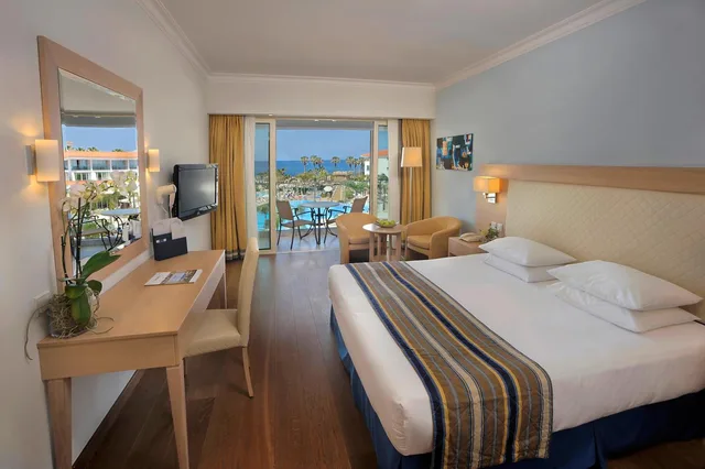 غرفة ديلوكس بإطلالة جزئية على البحر، Olympic Lagoon Resort Paphos 1/3