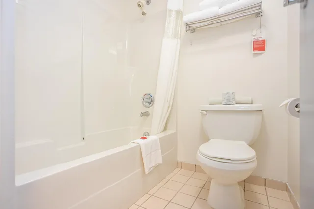 غرفة بسرير كينج وسريرين كوين يُسمح فيها بالحيوانات الأليفة بمطبخ صغير، Ramada By Wyndham Surrey/Langley 8/9