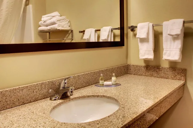 غرفة بسرير كينج، Cobblestone Inn Suites Rugby 6/7