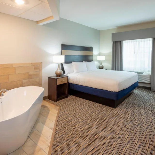 غرفة بسرير كينج بجاكوزي، GrandStay Hotel & Suites Rock Valley 4/5
