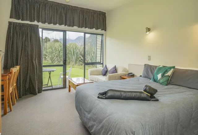 Spa, Premier, Studio, Double Bed, Mountain View، Sunset Motel 1/3