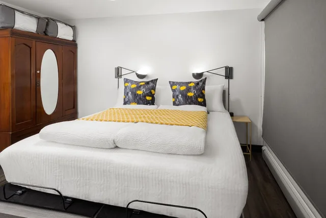 Deluxe, Suite, King Bed, Sofa, Silverbow Inn 1/2