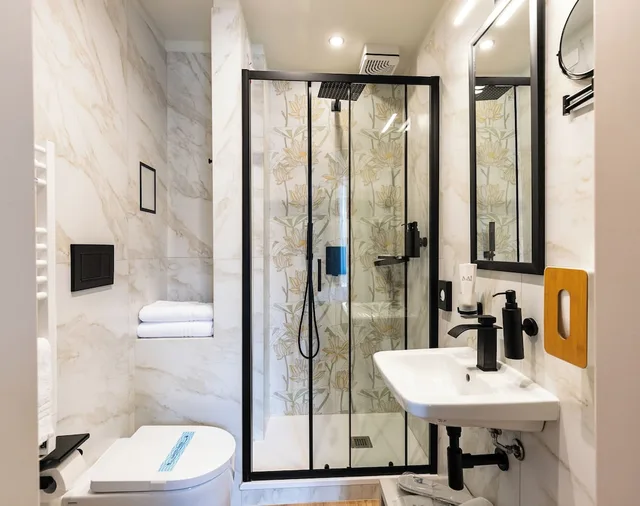 غرفة ديلوكس بسرير كينج بإطلالة على المدينة مع أريكة، Aiello Hotels - Isola Design District 4/5