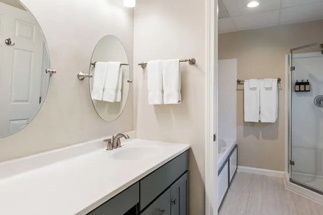 جناح بريميير بسرير كينج وسرير كوين بغرفتي نوم مع أريكة، The Essex Vermont S Culinary Resort Spa 3/4
