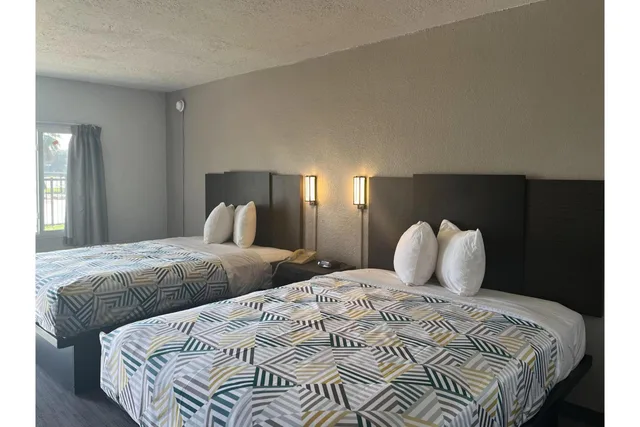 Room, 2 Queen Beds, Accessible, Studio6 Lake Jackson, TX 1/3
