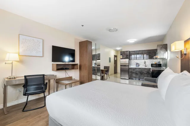 غرفة كبيرة بسرير كوين بمطبخ، Hotel Montreal Metropolitan, an Ascend Collection Hotel 1/5