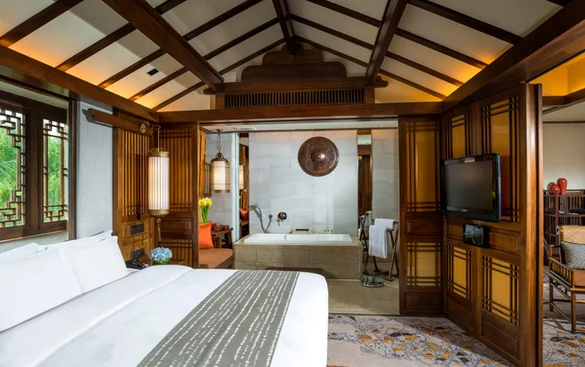 Junior Suite, King Bed, INTERCONTINENTAL LIJIANG ANCIENT TOWN RESORT 1/1
