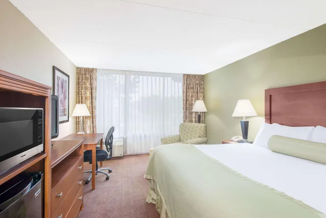 Room, King Bed, Hawthorn Extended Stay by Wyndham Ellsworth / Bar Harbor 2/4