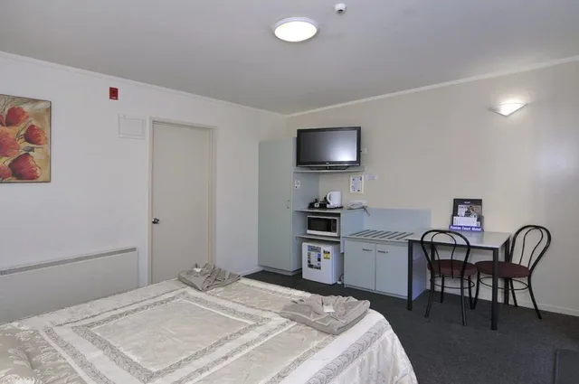 Upstairs, Studio, Queen Bed, Fenton Court Motel 5/7