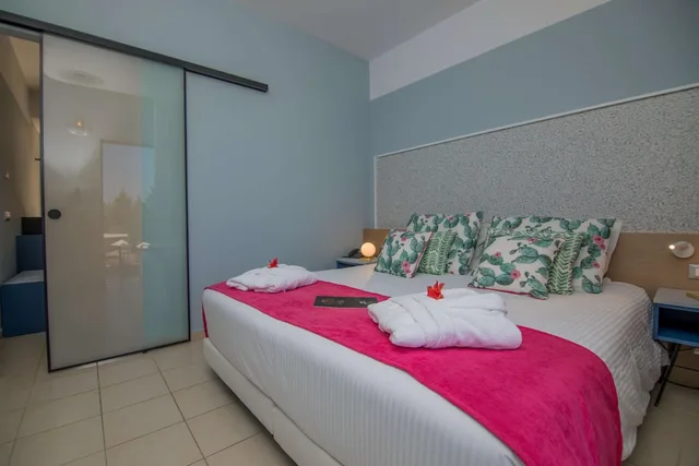 Deluxe, Triple, Twin Beds, Garden or Pool View, Sofa، Lindos Breeze Beach Hotel 3/6