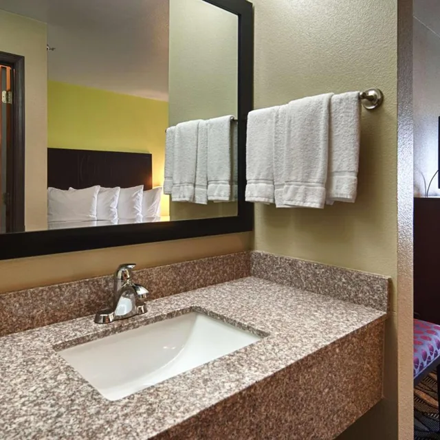 غرفة بسرير كينج بحوض استحمام لذوي الإعاقة، Best Western Mt. Vernon Inn 9/10