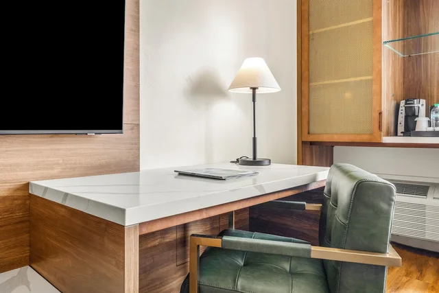 Deluxe, King Bed, Lake Side, Sofa، The Ridge Hotel 9/9