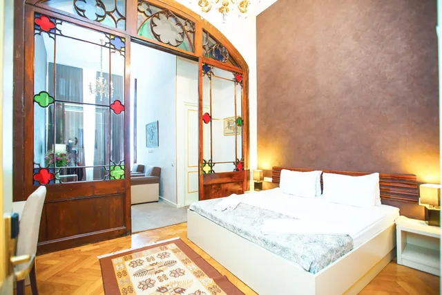 جناح جونيور، Hotel Rustaveli 2/8