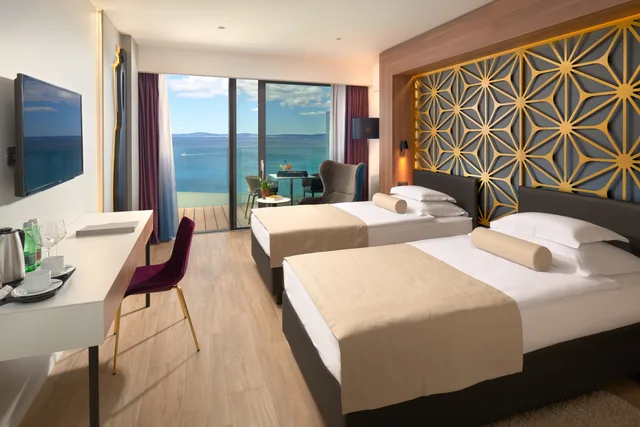 غرفة بسرير مزدوج أو سريرين منفصلين بإطلالة على البحر، Amphora Hotel 1/2