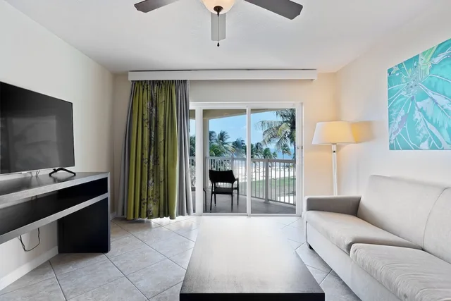 2 Bedrooms, Suite, King and Queen Bed, Ocean Front، Holiday Inn Resort Grand Cayman, an IHG Hotel 6/10