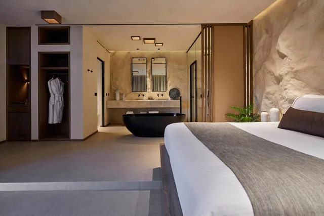 Grand, Suite, Private Heated Pool, North Wing، North Santorini Luxury Spa Hotel 3/9