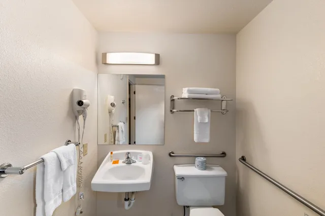 Motel, Style, Double Bed, Accessible, Breeze Inn 3/3