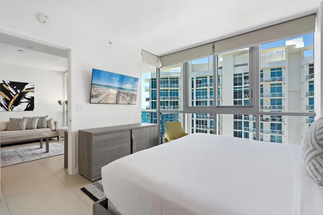 شقة ديلوكس بشرفة بغرفة نوم واحدة بإطلالة جزئية على البحر، Dharma Home Suites Miami At Monte Carlo 1/3