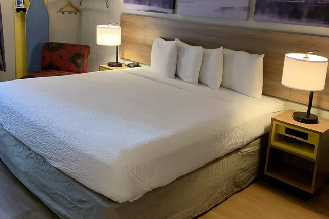 Room, King Bed, Days Inn By Wyndham Louisville Airport Fair And Expo Center 2/2